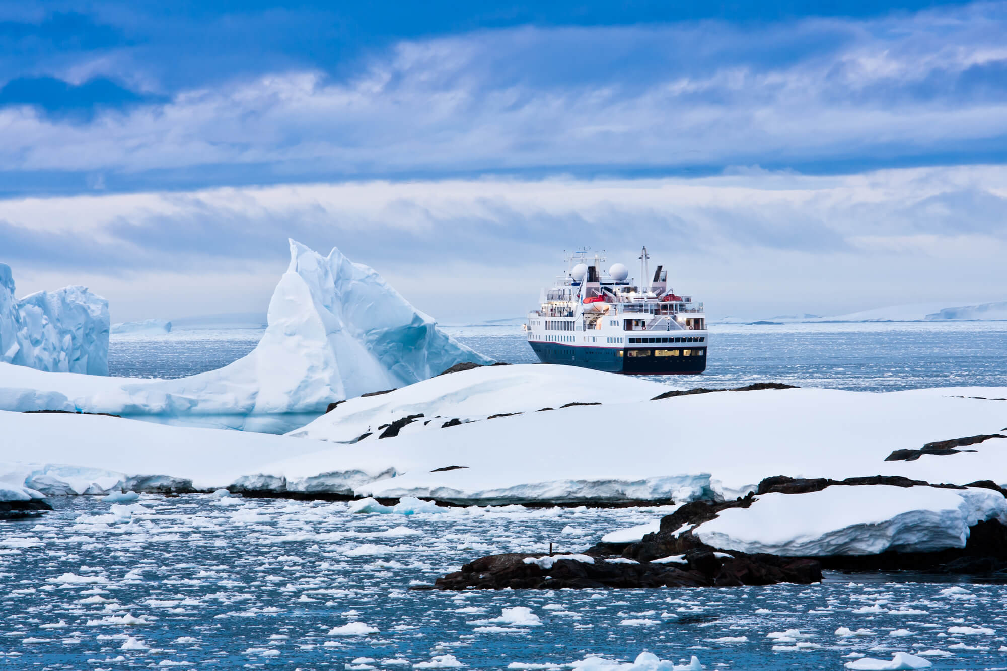 Leia mais sobre o artigo Fazer um cruzeiro de expedição pela Antártica ou Patagônia? Escolha aqui!