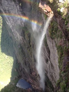 Segunda maior cachoeira do Brasil com 340 metros de altura, a Cachoeira da Fumaça