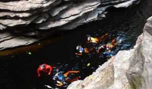 Coletes salva-vidas e apoio dos guias para chegar na Cachoeira