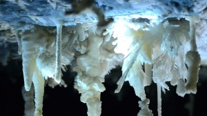 Considerada por muitos espeleólogos como a caverna mais bonita do país, repleta de belas formações de calcita e aragonita. 