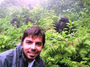 Gorilas em Ruanda proximidade Claudine Blanco 300x225 - 5 países africanos que você precisa conhecer